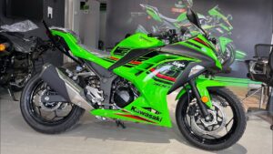 इस नवरात्रि घर लाएं मात्र ₹40,000 के डाउन पेमेंट पर, Kawasaki Ninja 300 स्पोर्ट बाइक