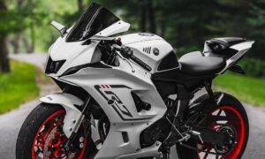 युवाओं के दिलों पर राज करने न्यू अवतार में आई Yamaha R15 स्पोर्ट बाइक