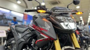 Hero का मार्केट खत्म करने कम कीमत में भौकाली Look में आई Honda Hornet 2.0 बाइक