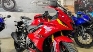 TVS Apache को अपनी औकात दिखाने कम कीमत में आई Yamaha R15 स्पोर्ट बाइक