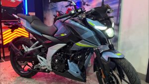 स्पोर्टी फीचर्स वाली Bajaj Pulsar का प्रीमियम सेगमेंट देख Tvs की हालत नाज़ुक